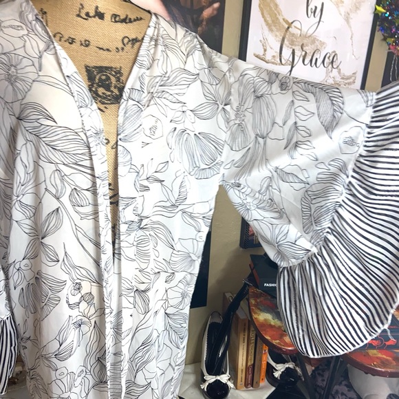 ❤️SOLD❤️NWOT- Modern Bell Sleeve Open Front kimono - Picture 7 of 11